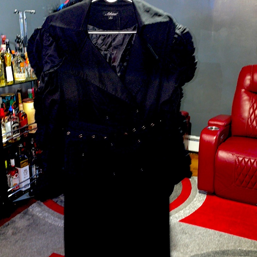 Black trenchcoat size large runs a little big but so beautiful never worn